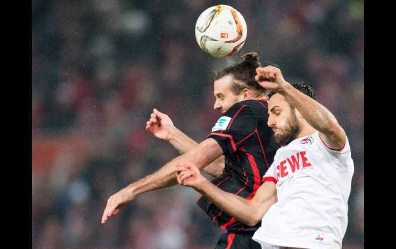 Acción del partido entre el equipo de Frankfurt y Colonia en la Bundesliga. EFE / M. Becker