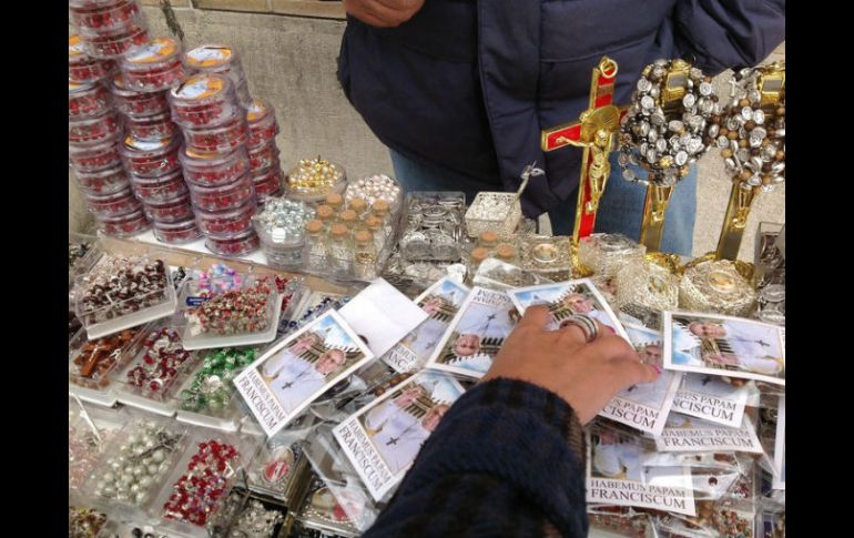 Se ofrecen crucifijos, medallas, estampas, playeras, banderas, tazas y muchas cosas más. NTX / ARCHIVO