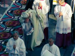 El jerarca abrazó levemente al menor de edad, quien portaba una pequeña pancarta. TWITTER / @ConElPapa