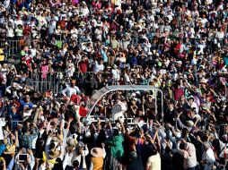 En un ambiente de felicidad y fervor por el paso del Pontífice, miles de fieles católicos abarrotaron las calles. AFP / G. Bouys