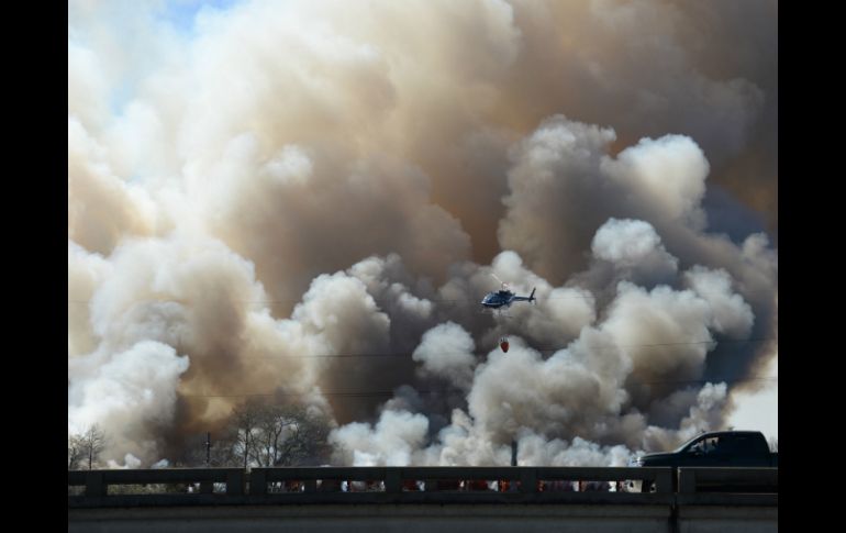 Las autoridades señalan que el incendio ha sido contenido pero aún no se ha extinto. AP / J. Strout