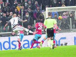 Cuando agonizaba el partido en Turín, Simone Zaza sacó su disparo para vencer al portero napolitano y así encumbrar a la Juve. AP /