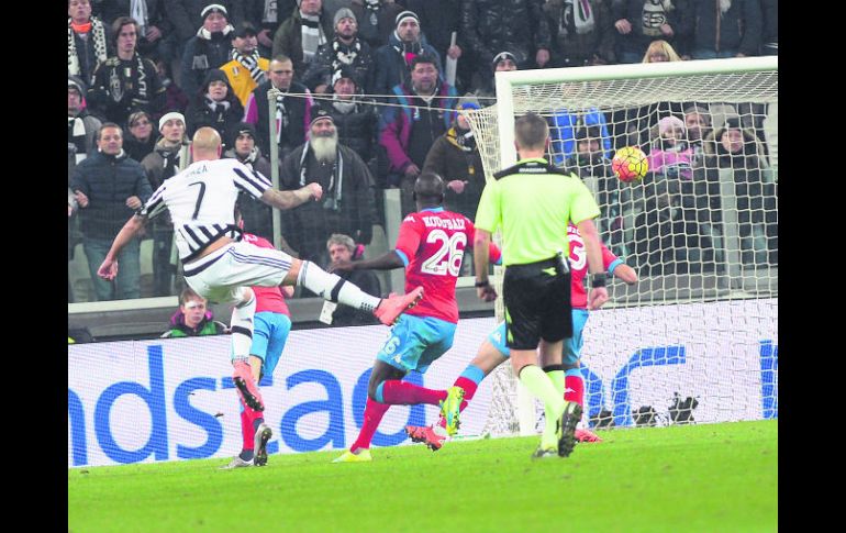 Cuando agonizaba el partido en Turín, Simone Zaza sacó su disparo para vencer al portero napolitano y así encumbrar a la Juve. AP /