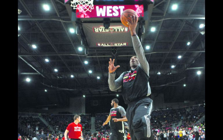 Kobe Bryant, de  Los Ángeles Lakers, anota durante la práctica de ayer previa al juego de estrellas en Toronto. AP / C. Young