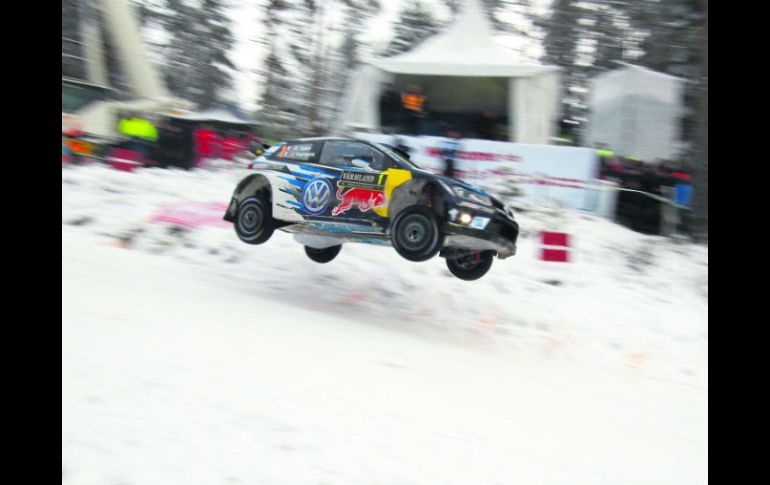 El piloto francés Sebastian Ogier en la etapa de ayer del Rally de Suecia. AP /