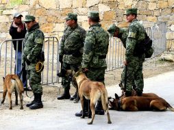 Policías y elementos de la Defensa Nacional resguardan la entrada al Centro Deportivo Municipal donde el Papa oficiará una misa. NTX / J. Lira