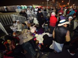 Ni el frío o el cansancio son suficientes para quebrantar los ánimos de los fieles, que desde ayer están formados para ver a Francisco. SUN / J. Alvarado