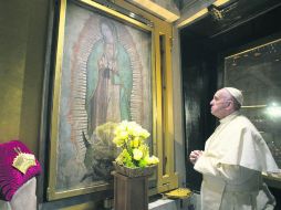 El Papa Francisco estuvo por casi media hora frente a la Virgen de Guadalupe en completo estado de contemplación. AFP /