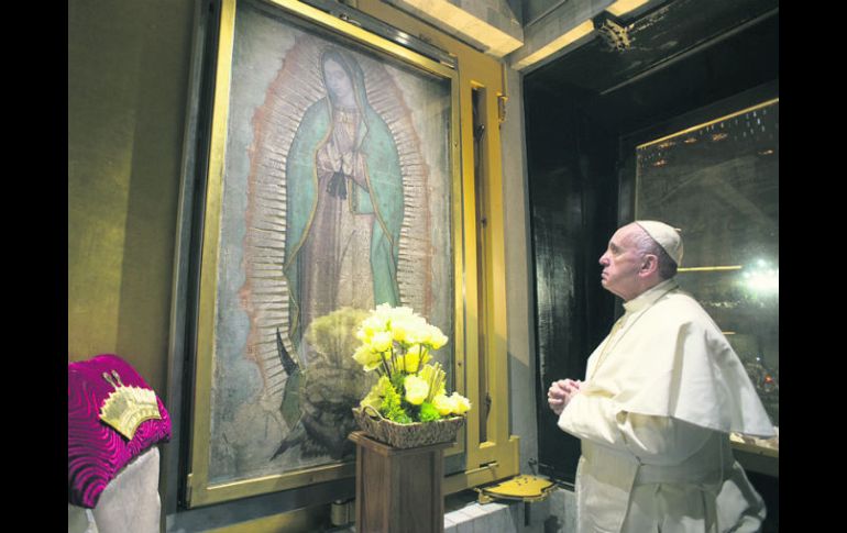 El Papa Francisco estuvo por casi media hora frente a la Virgen de Guadalupe en completo estado de contemplación. AFP /