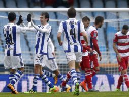 El equipo celebra la primera anotación a cargo de Mikel Oyarzabal. EFE / J. Etxezarreta