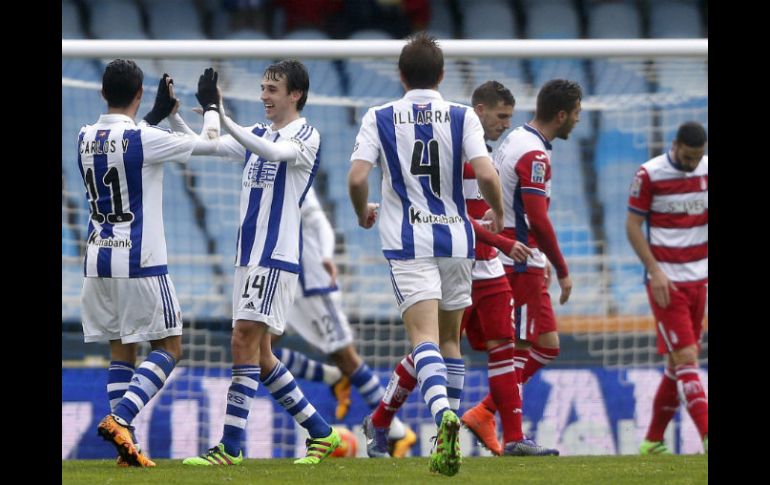 El equipo celebra la primera anotación a cargo de Mikel Oyarzabal. EFE / J. Etxezarreta