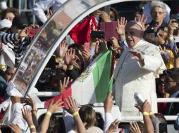 Cientos de personas se reúnen por la ruta del Papa para hacer algún contacto visual con él. AP / ARCHIVO