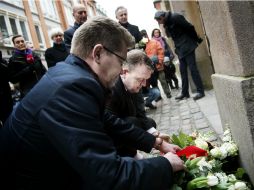 El primer ministro, Lars Løkke Rasmussen, colocó por la mañana una corona de flores frente al centro cultural y a la sinagoga. EFE / L. Sabroe