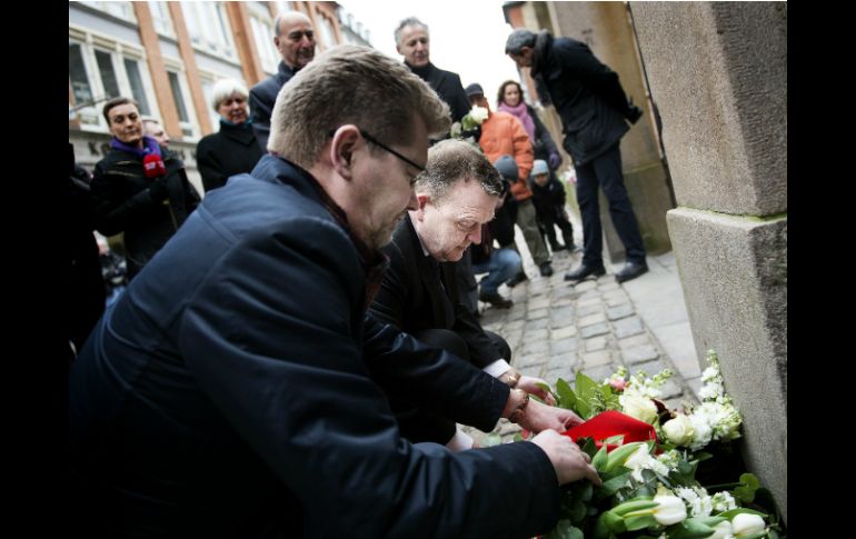 El primer ministro, Lars Løkke Rasmussen, colocó por la mañana una corona de flores frente al centro cultural y a la sinagoga. EFE / L. Sabroe