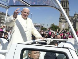 A lo largo del camino, capitalinos salen a las calles para saludar a Bergoglio. EFE / Osservatore Romano