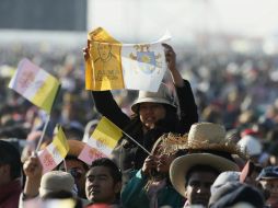 Miles de personas se reúnen en El Caracol donde el Papa oficiará una misa. EFE / J. Méndez