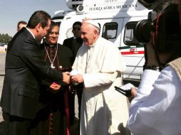 Ávila saluda al Papa Francisco antes de trasladarse a El Caracol. TWITTER / @eruviel_avila