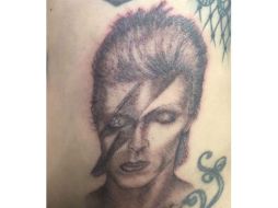 Lady Gaga tiene ahora una imagen de Bowie, en su personaje de Ziggy Stardust, en el costado izquierdo de su abdomen. ESPECIAL / Twitter