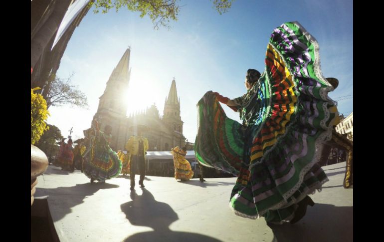 Guadalajara celebra sus cumpleaños con música de mariachi y comida típica como picones y chocolate. EL INFORMADOR / A. Camacho