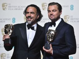 El director mexicano González Iñárritu y el actor Di Caprio salen orgullosos de su premio. AFP / B. Stansall