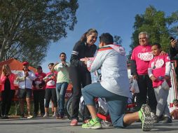 Después de la carrera, este hombre decidió declarar su amor. EL INFORMADOR / M. Vargas