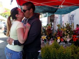 Bertha y Raúl cumplieron su primer día de novios y él ha decidido comprarle rosas. EL INFORMADOR / A. Hinojosa