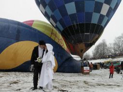 Los globos fueron anclados a vehículos ya que el clima les impidió elevarse. EFE / V. Kalnina