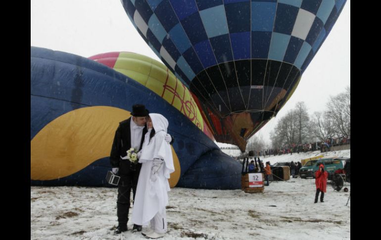 Los globos fueron anclados a vehículos ya que el clima les impidió elevarse. EFE / V. Kalnina