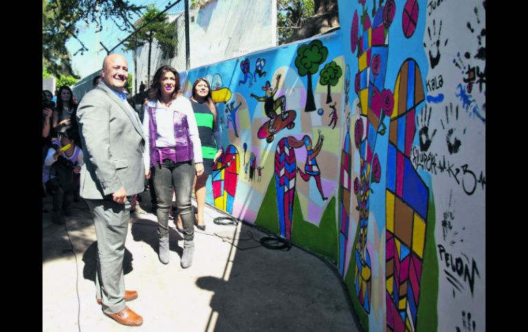 Con 'Oblatos Pinta Bien' se busca dar una nueva identidad al barrio con un mega mural en las fachadas de mil 200 viviendas. ESPECIAL /