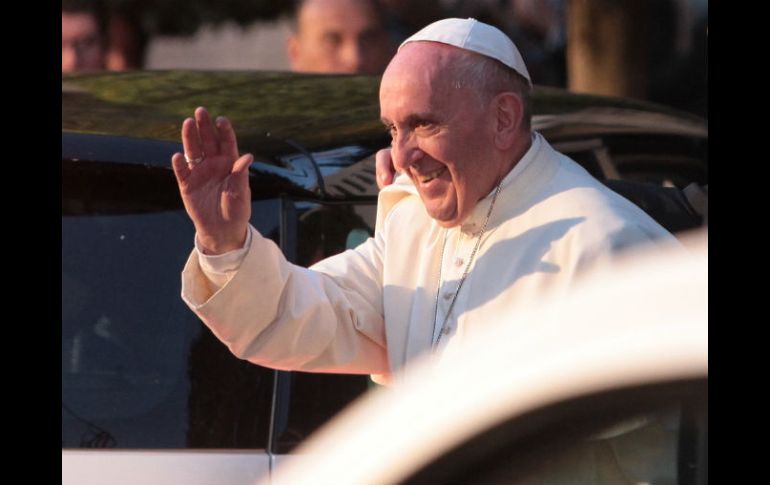 Una leve sonrisa del pontífice y su mano en señal de saludo fue suficiente para sus fieles. EFE / S. Gutiérrez