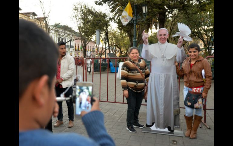 Por las calles de la ciudad predominan las imágenes del Pontífice y la Virgen de Guadalupe. AFP / ARCHIVO