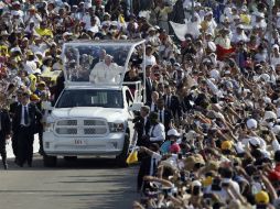 En el ingreso al estadio, Bergoglio saludó a los fieles que le esperaban desde las 8:00 horas de la mañana. AP / G. Borgia