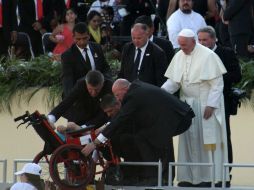 En su último acto en Chiapas, el Obispo de Roma agradeció por estar en esa tierra y escuchó testimonios de familias. NTX / R. De Jesús