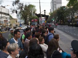 Fieles esperan ver al Papa pasar en su camino a la Nunciatura. NTX / I. Hernández