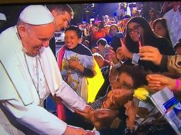 A su llegada a la Nunciatura, el Papa saludó a algunas personas que lo esperaban. TWITTER / @ConElPapa