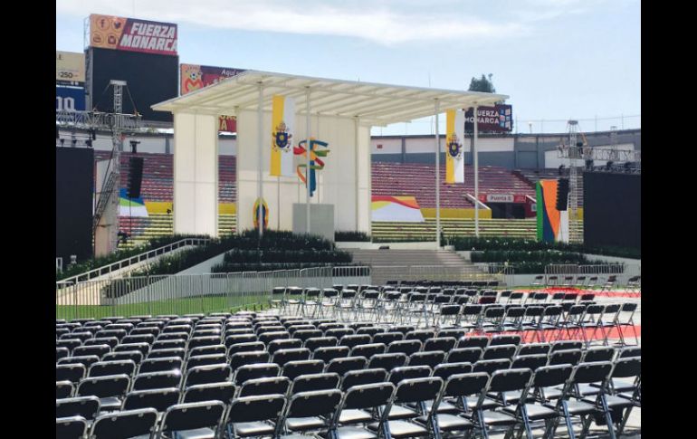 Dentro del pequeño estadio decenas de personas trabajan a contrarreloj para tener listo el mosaico que adornará parte del escenario. SUN / A. Solís