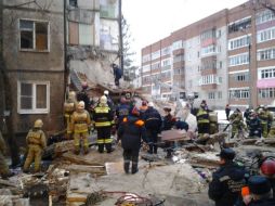 Cuerpos de rescate trabajan para extraer a los habitantes que quedaron atrapados tras el hecho. EFE / MINISTERIO RUSO DE EMERGENCIAS