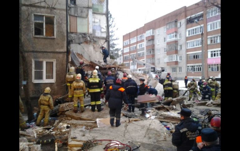 Cuerpos de rescate trabajan para extraer a los habitantes que quedaron atrapados tras el hecho. EFE / MINISTERIO RUSO DE EMERGENCIAS