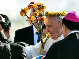 El Papa Francisco porta una corona de flores regalada por indígenas a su llegada a Tuxtla Gutiérrez, Chiapas. AFP / G. Bouys