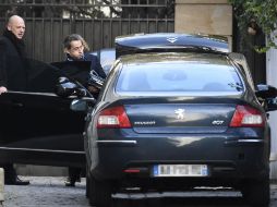 Los medios franceses mostraron imágenes de Sarkozy dentro de un coche antes de comparecer ante la justicia. AFP / L. Bonaventure