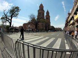 Fieles católicos comienzan a apartar sus lugares frente a la Catedral Metropolitana de Morelia. NTX / ARCHIVO