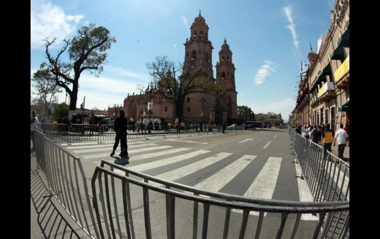 Fieles católicos comienzan a apartar sus lugares frente a la Catedral Metropolitana de Morelia. NTX / ARCHIVO