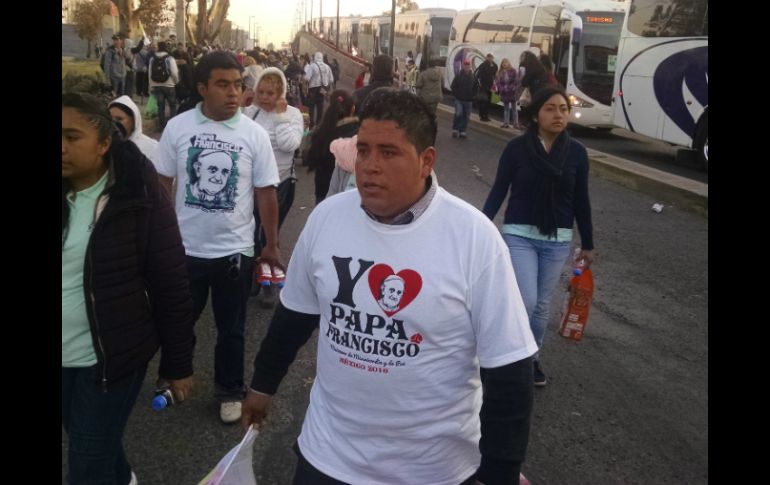 Fuera de las calles les entregan a cada asistente una bolsa con agua y galletas. EL INFORMADOR / A. García