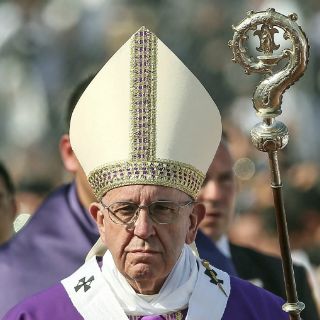 El Papa Francisco usa báculo y cáliz de Vasco de Quiroga