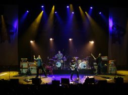 La banda invitó al público a tomarse un momento para recordar a los fallecidos. AFP / J. Saget