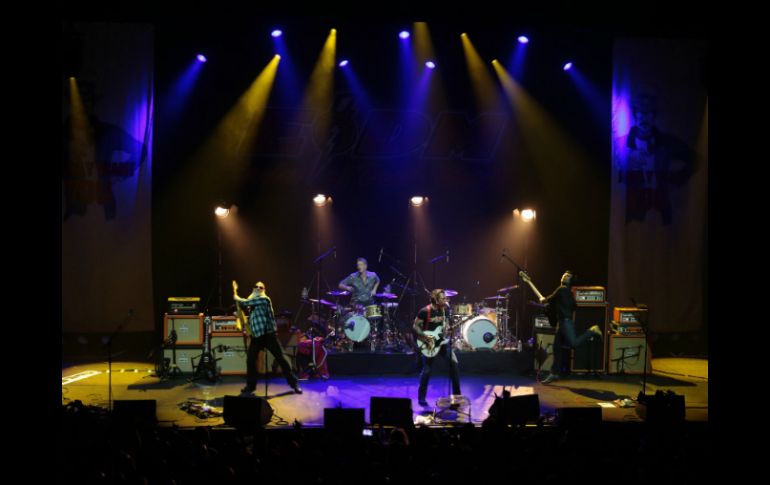 La banda invitó al público a tomarse un momento para recordar a los fallecidos. AFP / J. Saget