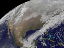 Asegura qye la incapacidad de la tierra para renovarse y la escasez de agua nos hacen peligrar. TWITTER / @nasa