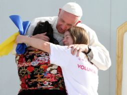 El Papa Francisco es abrazado por dos pequeñas a su llegada al Estadio Morelos, en Michoacán, donde dirigió un mensaje a los jóvenes. NTX / G. Salas