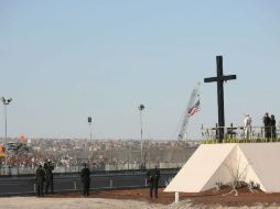 Antes de comenzar la misa, se detuvo frente a tres cruces dedicadas a las diócesis de El Paso, Las Cruces y Ciudad Juárez. EFE / A. Di Meo