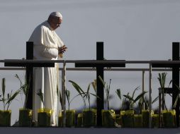 En el cruce con El Paso, el Papa Francisco rezó por aquellos que han muerto en su intento por llegar a los EU. AP / E. Gay